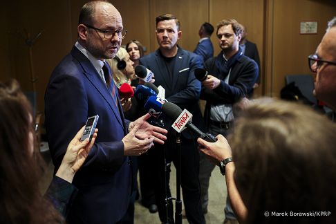 002_Marcin_Przydacz_briefing_20261030_MB1_9419.jpg