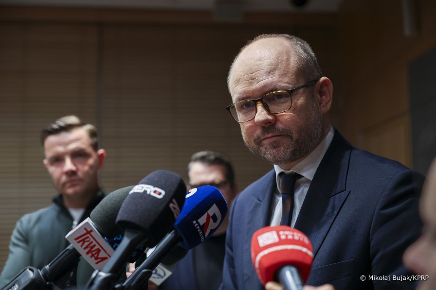 002_Marcin_Przydacz_briefing_Filipiny_20261004_MWB10868.jpg