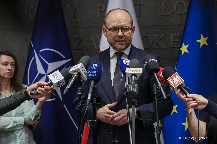 001_Marcin_Przydacz_briefing_Filipiny_20261004_MWB10804.jpg
