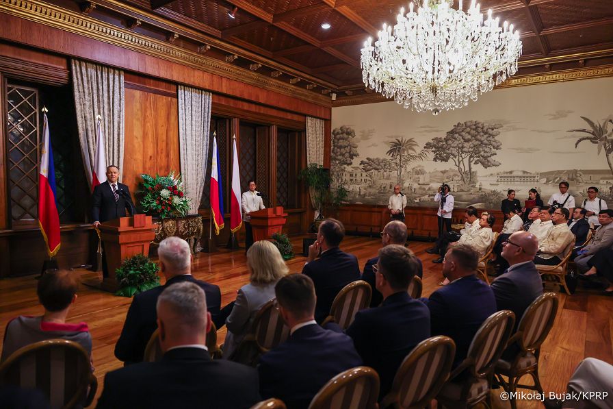 032_Para Prezydencka_Wizyta Pary Prezydenckiej na Filipinach_spotkanie z mediami_06-10-2026_MWB13331.jpg.JPG