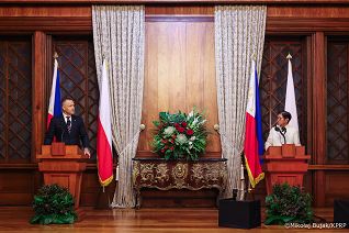 033_Para Prezydencka_Wizyta Pary Prezydenckiej na Filipinach_spotkanie z mediami_06-10-2026_MWB13222.jpg.JPG