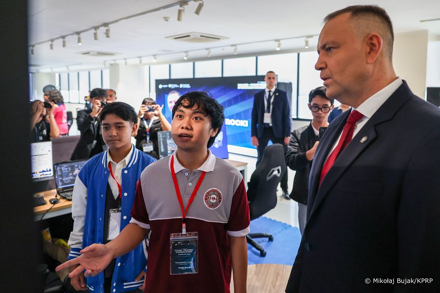 024_Prezydent_Karol_Nawrocki_wizyta_iAcademy_Manilia_Filipiny_20261007_MWB15265.jpg