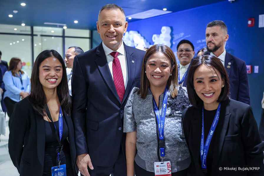 031_Prezydent_Karol_Nawrocki_wizyta_iAcademy_Manilia_Filipiny_20261007_MWB15784.jpg