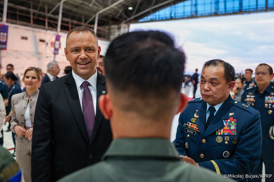 011_Para Prezydencka_Wizytacja śmigłowców wyprodukowanych przez  PZL Mielec_08-10-2026_MWB11268.jpg.JPG