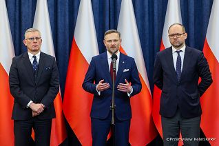 002_Minister_Zbigniew Bogucki_Marcin Przydacz_Sławomir Canckiewicz_konferencja prasowa_11-02-2026_PK2_2805.jpg.JPG