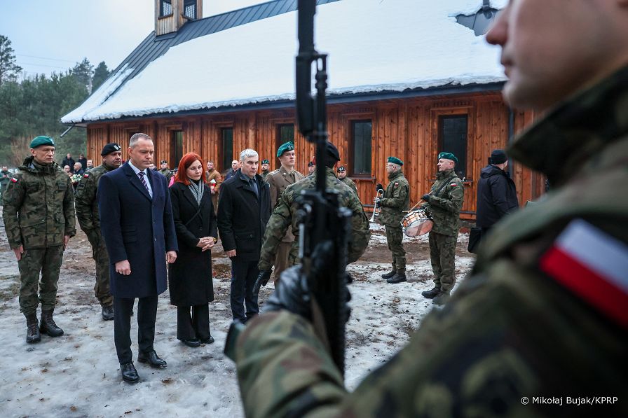 006_Prezydent_Karol_Nawrocki_wizyta_Podlasie_Hajnowka_wieniec_sierzant_Mateusz_Sitek_20260213_MWB19979.jpg