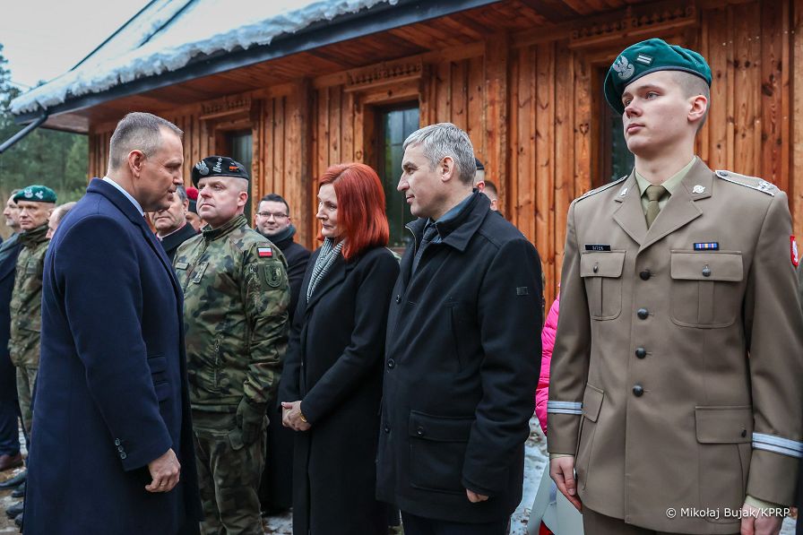 003_c_Prezydent_Karol_Nawrocki_wizyta_Podlasie_Hajnowka_wieniec_sierzant_Mateusz_Sitek_20260213_MWB19788.jpg