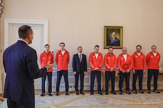 006_Prezydent_Karol_Nawrocki_spotkanie_kadra_skoczkow_Narciarskich_Olimpiada_Zimowa_20260223_MWB14225.jpg