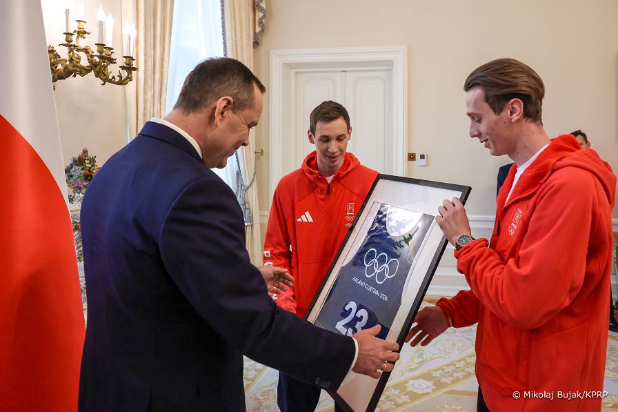 007_Prezydent_Karol_Nawrocki_spotkanie_kadra_skoczkow_Narciarskich_Olimpiada_Zimowa_20260223_MWB14263.jpg