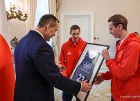 007_Prezydent_Karol_Nawrocki_spotkanie_kadra_skoczkow_Narciarskich_Olimpiada_Zimowa_20260223_MWB14263.jpg