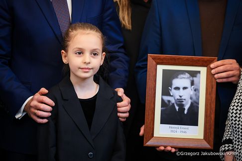031_Prezydent Karol Nawrocki_uroczystość wręczenia not identyfikacyjnych_26-02-2026_GJA_0450.jpg.JPG