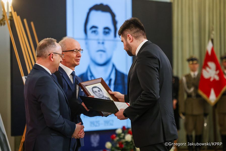 014_Prezydent Karol Nawrocki_uroczystość wręczenia not identyfikacyjnych_26-02-2026_1S5A9977.jpg.JPG
