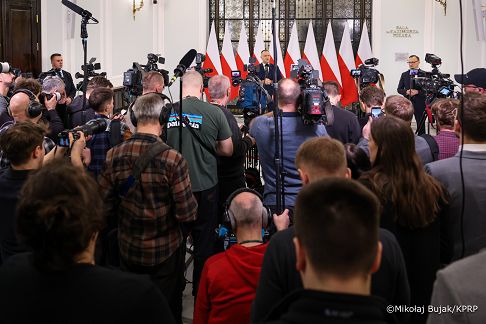 021_Prezydent Karol Nawrocki_Sejm_Expose_Ministra MS_Radosława Sikorskiego_Konferencja prasowa_26-02-2026_MWB19135.jpg.JPG
