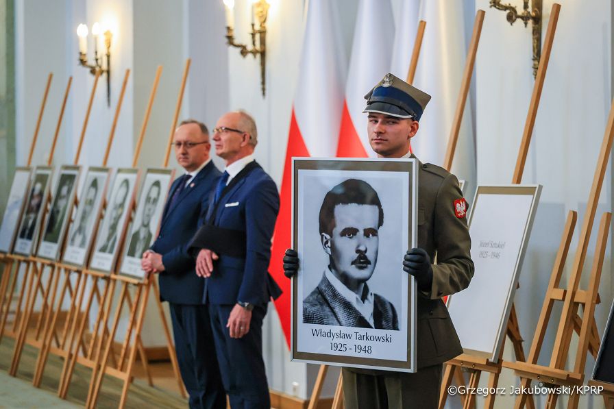 016_Prezydent Karol Nawrocki_uroczystość wręczenia not identyfikacyjnych_26-02-2026_GJA_9984.jpg.JPG