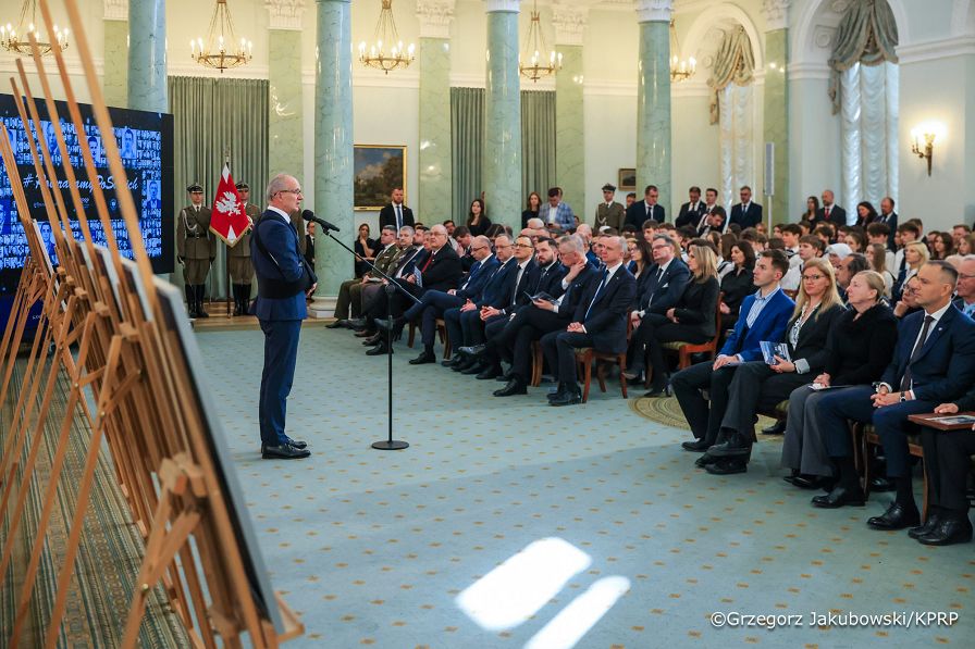 021_Prezydent Karol Nawrocki_uroczystość wręczenia not identyfikacyjnych_26-02-2026_GJA_0026.jpg.JPG