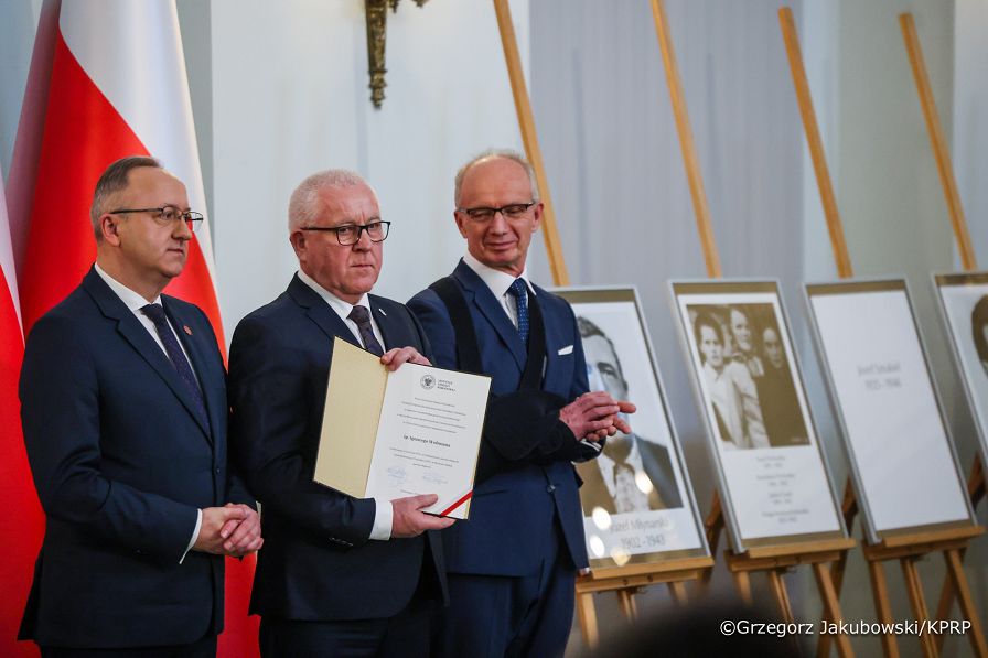 015_A_Prezydent Karol Nawrocki_uroczystość wręczenia not identyfikacyjnych_26-02-2026_1S5A0185-2.jpg.JPG