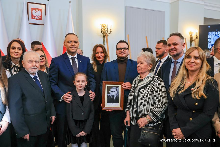 028_Prezydent Karol Nawrocki_uroczystość wręczenia not identyfikacyjnych_26-02-2026_GJA_0421.jpg.JPG