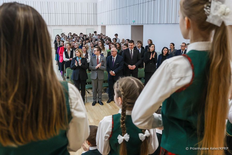 009_c_Minister_Agnieszka_Jedrzak_spotkanie_ze_spolecznoscia_szkolna_Panstwowego_Gimnazjum_Polskiego_im_J_Pilsudskiego_20260227_PK1_2595.jpg