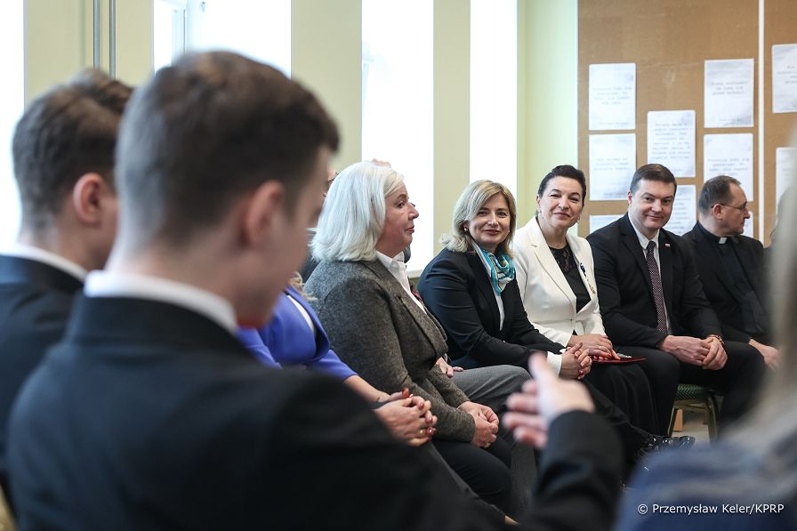 005_Minister_Agnieszka_Jedrzak_spotkanie_ze_spolecznoscia_szkolna_Panstwowego_Gimnazjum_Polskiego_im_J_Pilsudskiego_20260227_PK1_2397.jpg