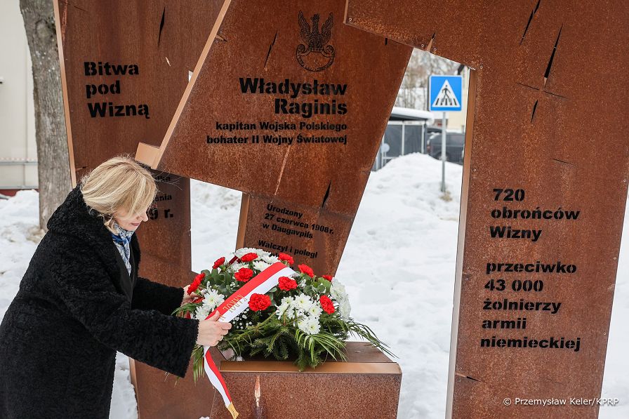 002_Minister_Agnieszka_Jedrzak_wieniec_pod_pomnikiem_kpt_Wladyslawa_Raginisa _20260227_PK1_2127.jpg