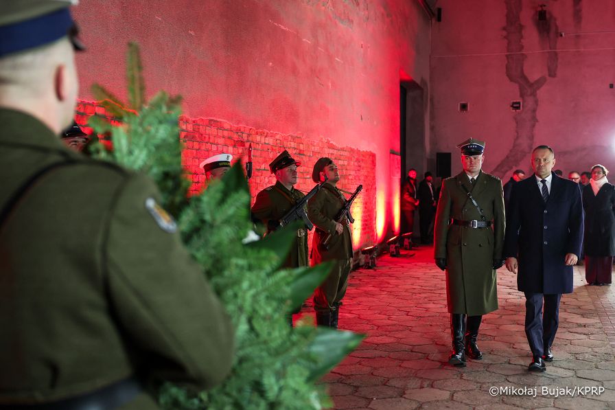 001_Prezydent_Karol_Nawrocki_Wizyta w Muzeum Żołnierzy Wyklętych_Złożenie wieńca pod Ścianą Śmierci_01-03-2026_MWB13732.jpg.JPG