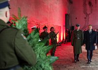 001_Prezydent_Karol_Nawrocki_Wizyta w Muzeum Żołnierzy Wyklętych_Złożenie wieńca pod Ścianą Śmierci_01-03-2026_MWB13732.jpg.JPG
