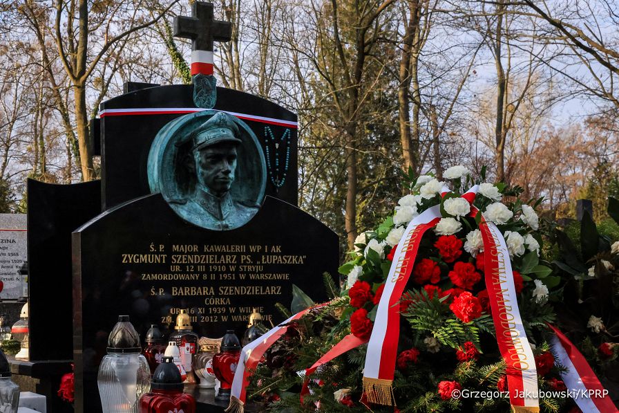 001_Wieniec złożony przez Szefa BBN Sławomira Cenckiewicza na grobie Łupaszki_01-03-2026_GJA_1408.jpg.JPG