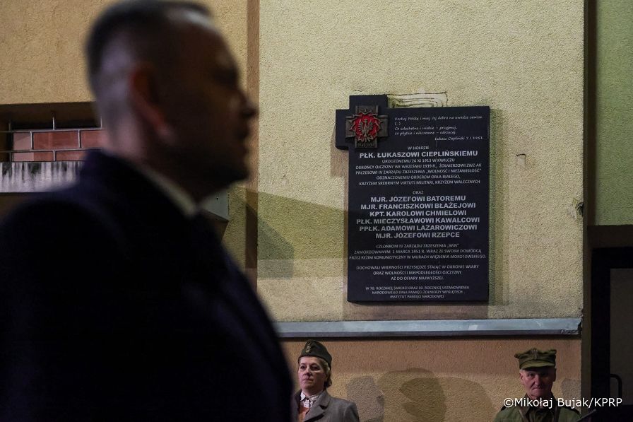 008_Prezydent_Karol_Nawrocki_Wizyta w Muzeum Żołnierzy Wyklętych_Złożenie znicza pod tablicą_01-03-2026_MWB13995.jpg.JPG