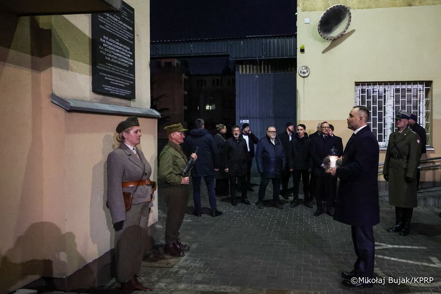 006_Prezydent_Karol_Nawrocki_Wizyta w Muzeum Żołnierzy Wyklętych_Złożenie znicza pod tablicą_01-03-2026_MWB13916.jpg.JPG