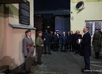 006_Prezydent_Karol_Nawrocki_Wizyta w Muzeum Żołnierzy Wyklętych_Złożenie znicza pod tablicą_01-03-2026_MWB13916.jpg.JPG