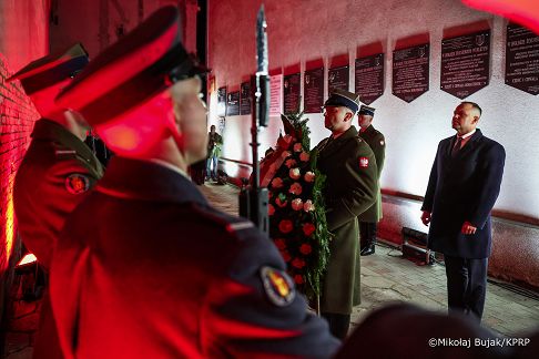 002_Prezydent_Karol_Nawrocki_Wizyta w Muzeum Żołnierzy Wyklętych_Złożenie wieńca pod Ścianą Śmierci_01-03-2026_MWB13774.jpg.JPG