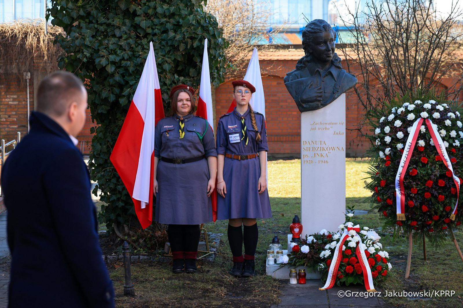 005_Adam Andruszkiewicz_Złożenie wieńca pod pomnikiem Danuty Siedzikówny  Inki _01-03-2026_GJA_1744.jpg.JPG [781.38 KB]