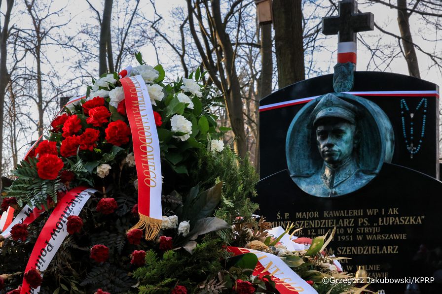 002_Wieniec złożony przez Szefa BBN Sławomira Cenckiewicza na grobie Łupaszki_01-03-2026_GJA_1349.jpg.JPG