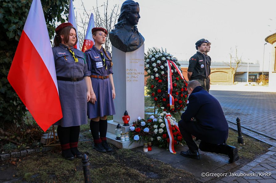 002_Adam Andruszkiewicz_Złożenie wieńca pod pomnikiem Danuty Siedzikówny  Inki _01-03-2026_GJA_1707.jpg.JPG