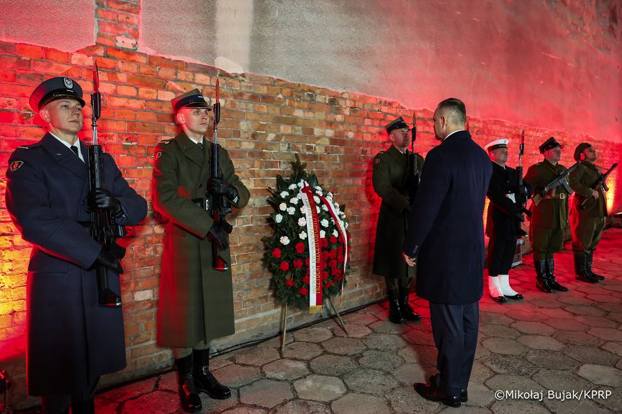 004_Prezydent_Karol_Nawrocki_Wizyta w Muzeum Żołnierzy Wyklętych_Złożenie wieńca pod Ścianą Śmierci_01-03-2026_MWB13807.jpg.JPG