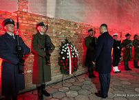 004_Prezydent_Karol_Nawrocki_Wizyta w Muzeum Żołnierzy Wyklętych_Złożenie wieńca pod Ścianą Śmierci_01-03-2026_MWB13807.jpg.JPG