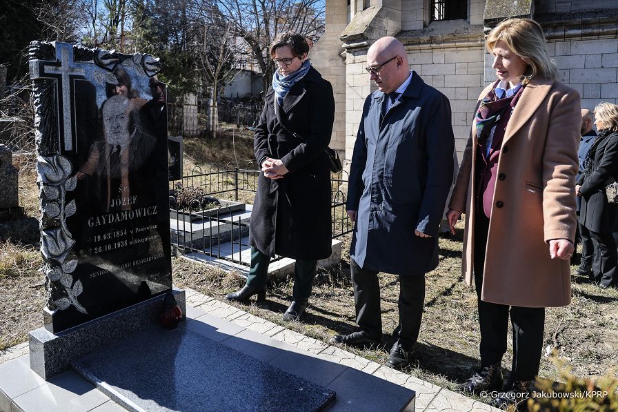 008_Minister_Agnieszka_Jedrzak_wizyta_cmentarz_polsko_ormianski_Kiszyniow_20260310_GJB_9221.jpg