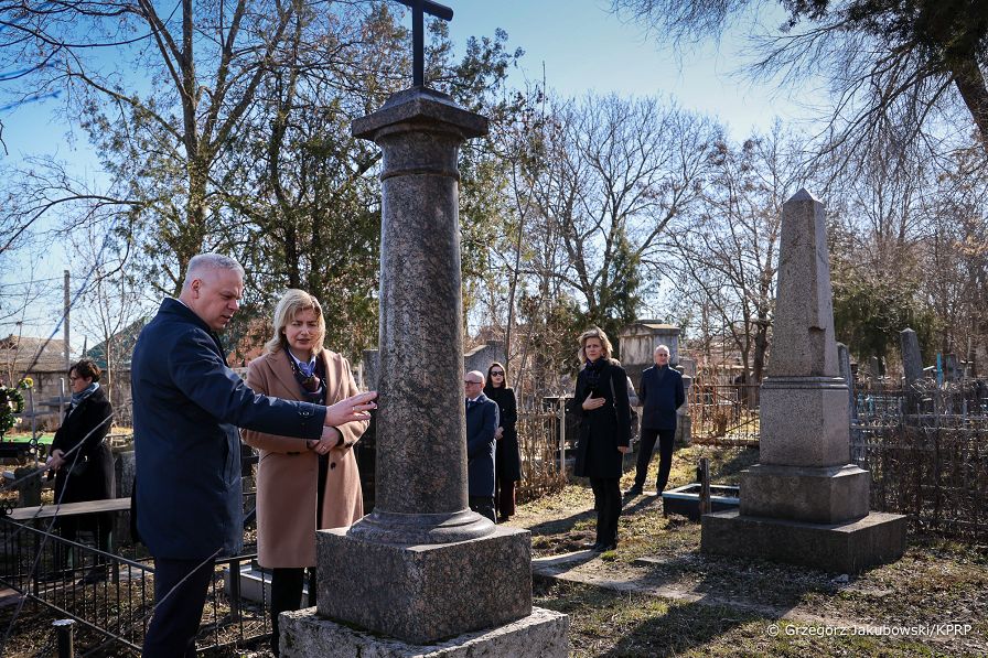 004_Minister_Agnieszka_Jedrzak_wizyta_cmentarz_polsko_ormianski_Kiszyniow_20260310_GJB_9123.jpg