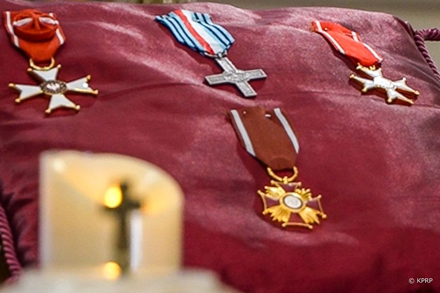 002_Minister_Wojciech_Kolarski_pogrzeb_Krystyny_Mikolajczyk_Kali_20260319_Medale_w_poziomie.jpg