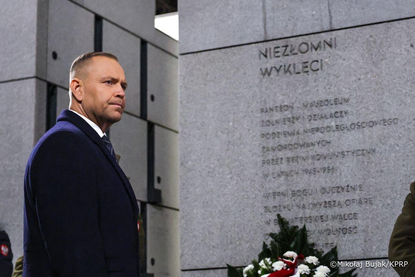 009_Galeria Narodowy Dzień Żołnierzy Wyklętych_01-03-2026_006_Prezydent_Karol_Nawrocki_Złożenie wieńca_Łączka_01-03-2026_MWB14132.jpg.JPG.JPG