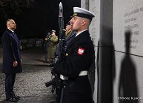 011_Galeria Narodowy Dzień Żołnierzy Wyklętych_01-03-2026_005_Prezydent_Karol_Nawrocki_Złożenie wieńca_Łączka_01-03-2026_MWB14123.jpg.JPG.JPG