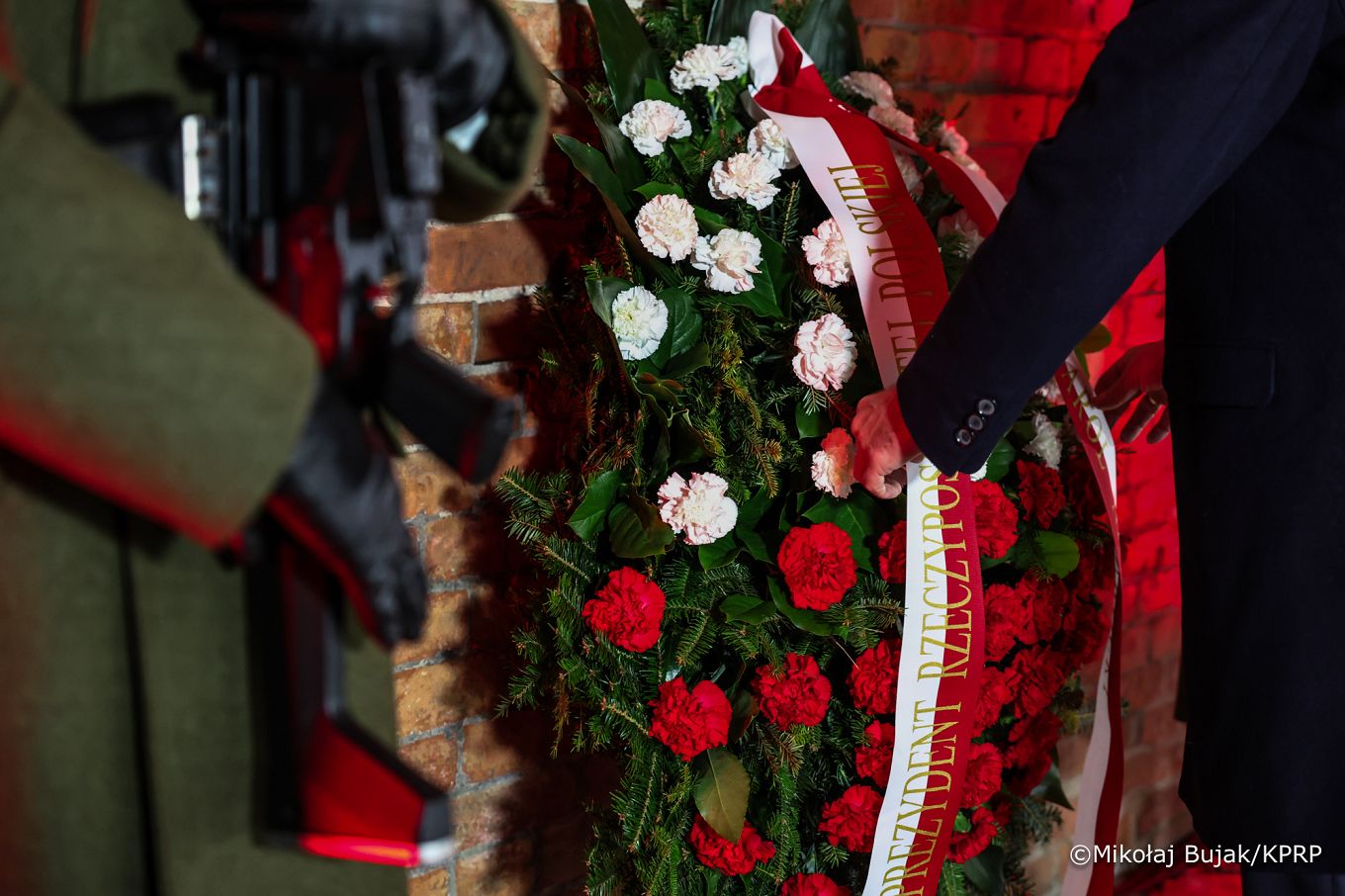 007_Galeria Narodowy Dzień Żołnierzy Wyklętych_01-03-2026_003_Prezydent_Karol_Nawrocki_Wizyta w Muzeum Żołnierzy Wyklętych_Złożenie wieńca pod Ścianą Śmierci_01-03-2026_MWB13801.jpg.JPG.JPG