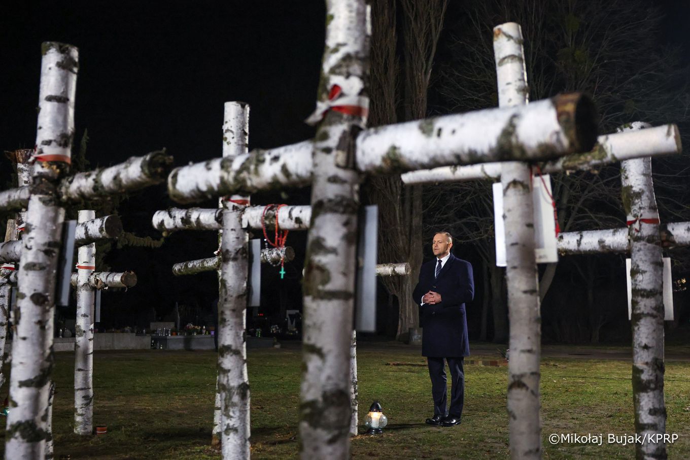 012_Galeria Narodowy Dzień Żołnierzy Wyklętych_01-03-2026_008_Prezydent_Karol_Nawrocki_Złożenie wieńca_Łączka_01-03-2026_MWB14164.jpg.JPG.JPG