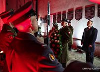 006_Galeria Narodowy Dzień Żołnierzy Wyklętych_01-03-2026_002_Prezydent_Karol_Nawrocki_Wizyta w Muzeum Żołnierzy Wyklętych_Złożenie wieńca pod Ścianą Śmierci_01-03-2026_MWB13774.jpg.JPG.JPG