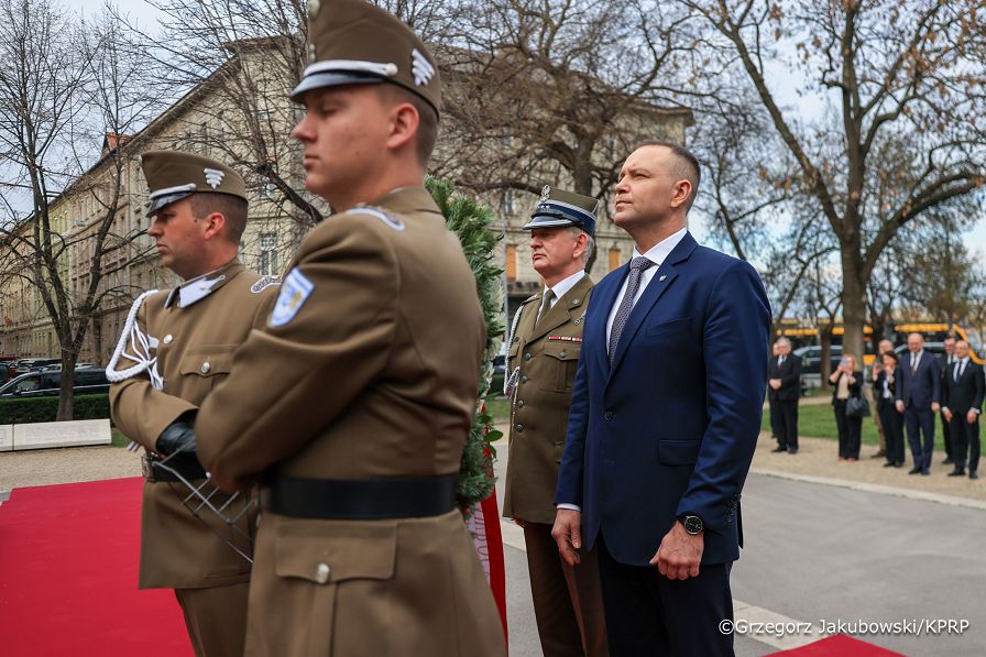 005_Prezydent Karol Nawrocki_Wizyta robocza Prezydenta RP na Węgrzech_Złożenie wieńca przy pomniku gen. Józefa Bema w Budapeszcie_23-03-2026_GJA_1684.jpg.JPG