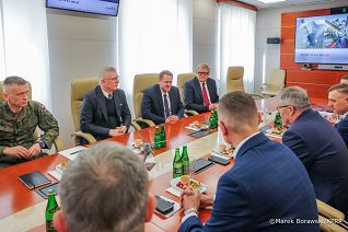 003_Minister Mateusz Kotecki_Spotkanie z przedstawicielami zakładów lotniczych w Mielcu_23-03-2026_MB1_4377.jpg.JPG