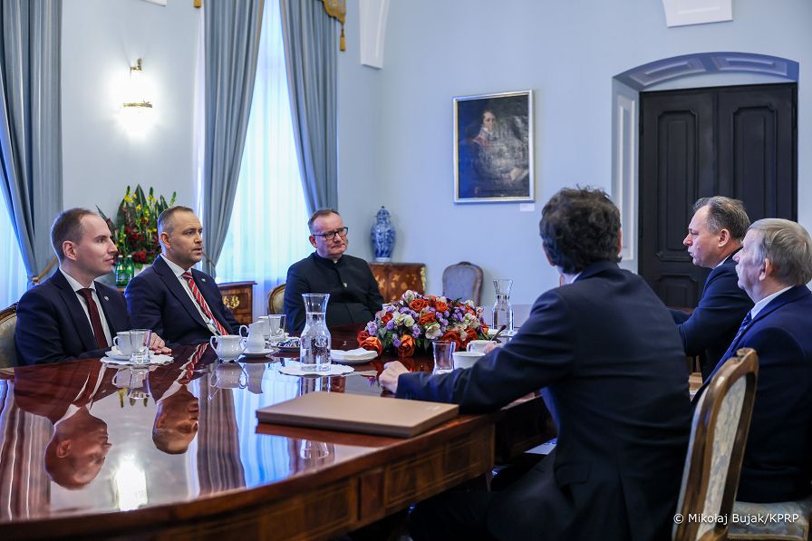 010_Prezydent_Karol_Nawrocki_spotkanie_medal_Ksiadz_Jerzy_Popieluszko_20260304_MWB16960.jpg