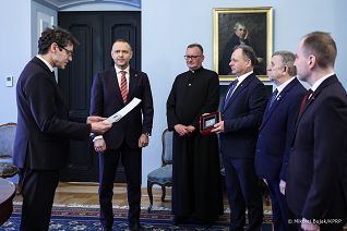 006_Prezydent_Karol_Nawrocki_spotkanie_medal_Ksiadz_Jerzy_Popieluszko_20260304_MWB16846.jpg