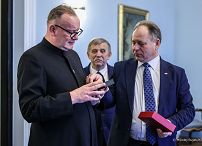 003_Prezydent_Karol_Nawrocki_spotkanie_medal_Ksiadz_Jerzy_Popieluszko_20260304_MWB16794.jpg