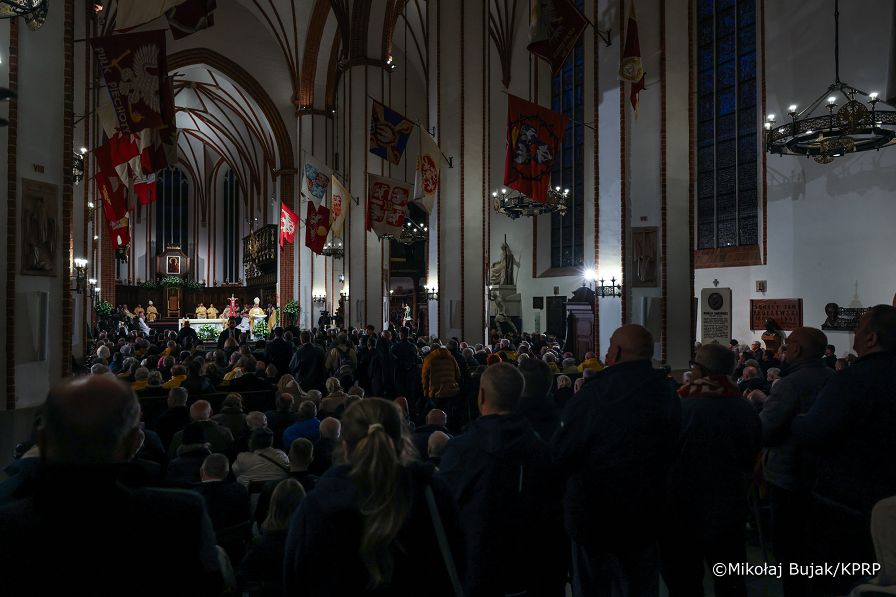 003_Prezydent Karol Nawrocki_16 rocznica katastrofy smoleńskiej_Msza Święta_10-04-2026_MWB18921.jpg.JPG